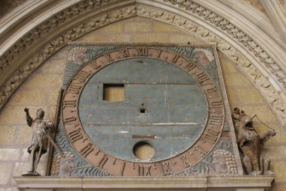 Esfera del reloj construido por el fraile Francisco en 1523 para la Catedral de León, con dos autómatas, un soldado y un león.