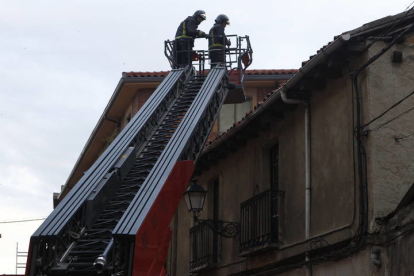Los bomberos de León durante una intervención. RAMIRO