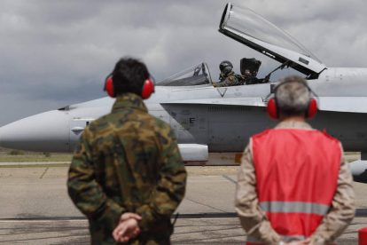 Un caza F-18 en el Aeródromo Militar de León durante unas maniobras . JESÚS F. SALVADORES