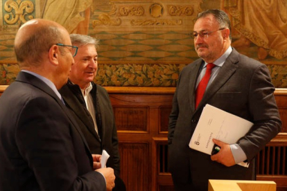 El presidente Eduardo Morán, a la derecha, en un Pleno de la Diputación. FERNANDO OTERO