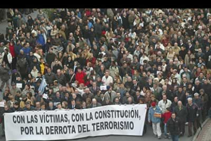 En la pancarta principal se podía leer con claridad 'Con las víctimas, con la constitución, por la derrota del terrorismo'.
