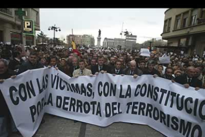 Ordoño II, una de las principales artérias de la ciudad, estaba totalmente abarrotada de personas, indignadas con la acción terrorista que causó en Madrid 200 muertos.