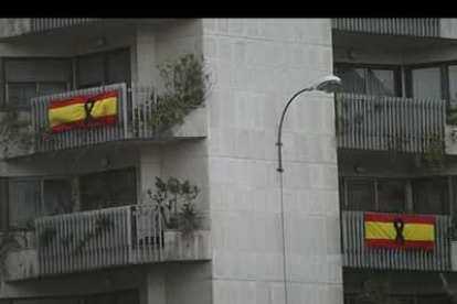 Muchos vecinos colgaron de los balcones de sus casas la badera de España con un lazo negrño, muestra del luto.