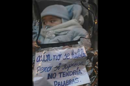 El mensaje que porta este bebé simboliza la impotencia de muchas personas al no poder expresar la indignación sentida ante la amenaza terrorista.