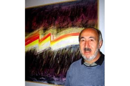 El pintor Manuel Jular, ante una de las obras expuestas en la muestra