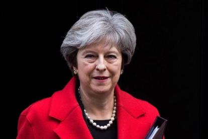 La primera ministra britanica, Theresa May, abandona el 10 de Downing Street.
