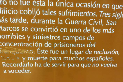 Monolito del Museo de León con la cartela vandalizada,  ya reparada. A la derecha, placa de Paradores en la sala capitular. a. g.