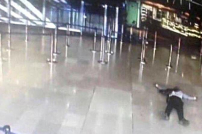 Imagen de las cámaras de seguridad del aeropuerto de Orly (París) donde se muestra al hombre abatido en el suelo de la terminal, el 18 de marzo.