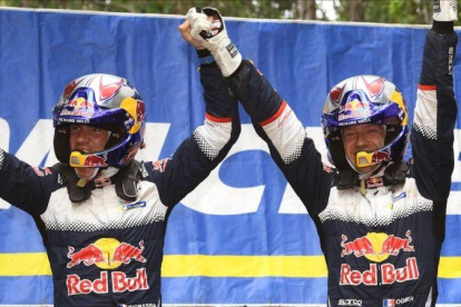 Ogier y su copiloto Ingrassia celebrando el sexto título mundial.