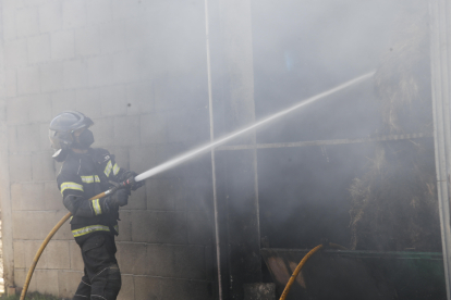 Uno de los bomberos del operativo. L. DE LA MATA