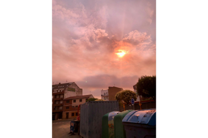 El humo pone filtro al sol esta mañana en La Bañeza. DANIEL PISABARRO