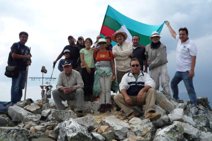 Foto de familia de los participantes en la ascensión al monte Teleno.