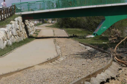 El carril-bici paralelo al peatonal desapareció a la altura de Monteleón. Marciano.