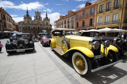 Los coches que forman parte de la caravana del Rally Protagonistas, este mediodía en Astorga. RAMIRO