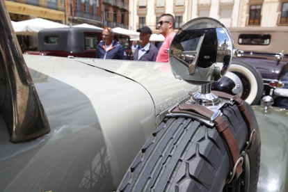 Los coches que forman parte de la caravana del Rally Protagonistas, este mediodía en Astorga. RAMIRO