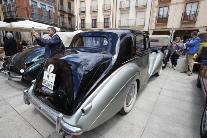 Los coches que forman parte de la caravana del Rally Protagonistas, este mediodía en Astorga. RAMIRO