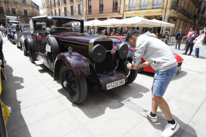 Los coches que forman parte de la caravana del Rally Protagonistas, este mediodía en Astorga. RAMIRO