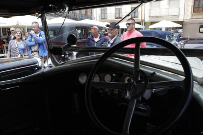 Los coches que forman parte de la caravana del Rally Protagonistas, este mediodía en Astorga. RAMIRO