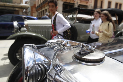 Los coches que forman parte de la caravana del Rally Protagonistas, este mediodía en Astorga. RAMIRO