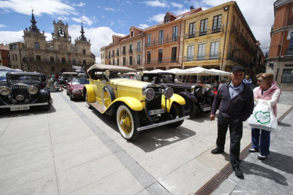 Los coches que forman parte de la caravana del Rally Protagonistas, este mediodía en Astorga. RAMIRO