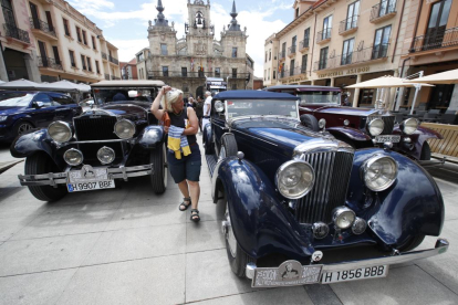 Los coches que forman parte de la caravana del Rally Protagonistas, este mediodía en Astorga. RAMIRO