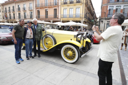 Los coches que forman parte de la caravana del Rally Protagonistas, este mediodía en Astorga. RAMIRO