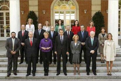 El presidente del Gobierno, José Luis Rodríguez Zapatero (c), posa con los miembros del nuevo Gobierno, en el Palacio de la Moncloa, momentos antes de la reunión hoy del Consejo de Ministros. EFE/Ballesteros
