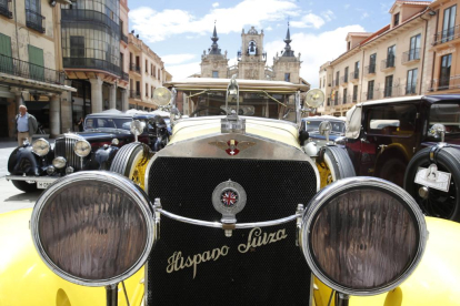 Los coches que forman parte de la caravana del Rally Protagonistas, este mediodía en Astorga. RAMIRO