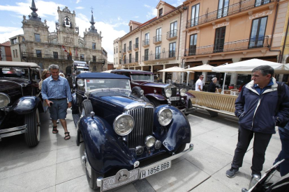 Los coches que forman parte de la caravana del Rally Protagonistas, este mediodía en Astorga. RAMIRO