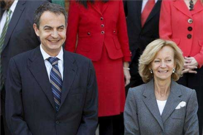 El presidente del Gobierno, José Luis Rodríguez Zapatero y la vicepresidenta segunda, Elena Salgado, durante al acto gráfico. EFE/Sergio Barrenechea
