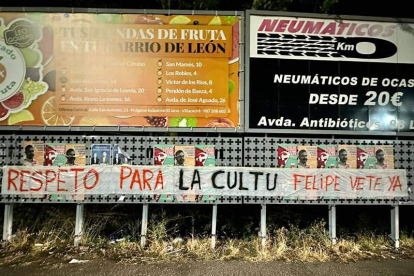 ‘Respeto para la Cultu, Felipe vete ya’, en una valla publicitaria. DL