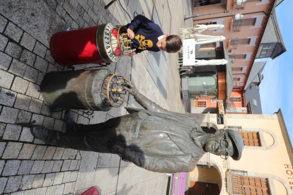 Uno de los nietos de Pepe Cortés, junto a la auténtica barquillera colocada al lado de la escultura en bronce. FOTO L. DE LA MATA