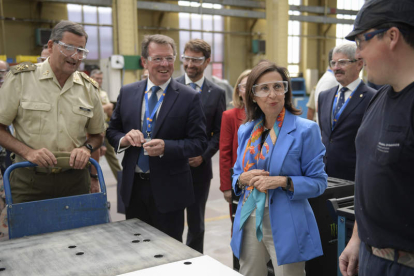 La ministra de Defensa, Margarita Robles, en una visita a una fábrica armamentística. ELOY ALONSO
