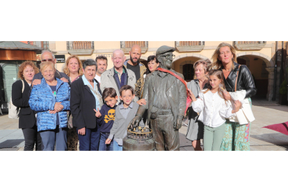 <Hijos, nietos y biznietos de 'Pepe' Cortes posan junto a la escultura en bronce del Barquillero en la plaza del Ayuntamiento de Ponferrada. FOTO L. DE LA MATA