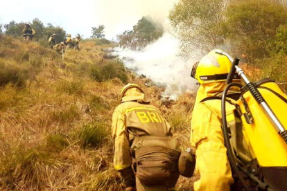 Trabajos de las brigadas contra incendios para sofocar el fuego en Villar de Santiago.