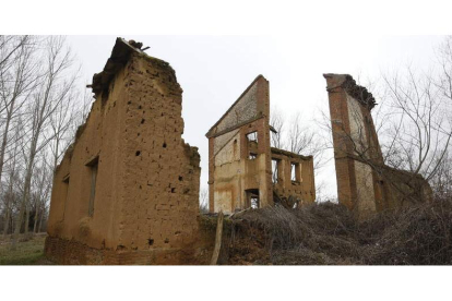Imagen del estado de ruina en que se encuentra el molino de Villamartín de don Sancho que perteneció a Concepción Arenal.