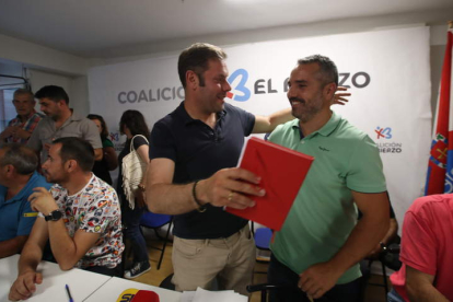 Iván Alonso, al anunciar anoche el pacto alcanzado en Ponferrada y los acuerdos en Villafranca del Bierzo y Arganza. ANA F. BARREDO