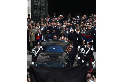 Imagen de la salida del féretro de la catedral de Milán. CIRO FUSCO