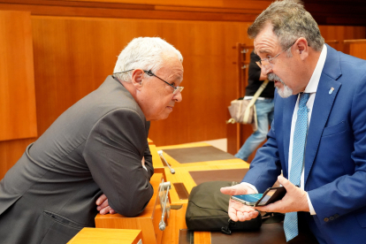 Gonzalo Santonja conversa con el procurador socialista José Ignacio Martín. LETICIA PÉREZ