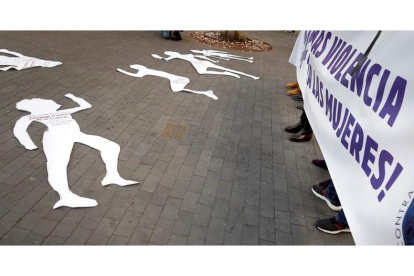 Una acción callejera de denuncia de la violencia machista simboliza las siluetas de las mujeres asesinadas. RAMÓN DE LA ROSA