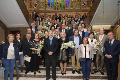 Alcalde y ediles posaron con los matrimonios que celebran su 50 aniversario. RAMIRO