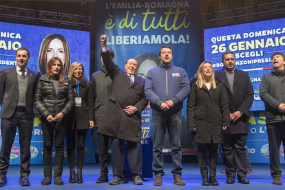 Matteo Salvini (en el centro) con Silvio  Berlusconi, en un acto electoral ayer, en Rávena.
