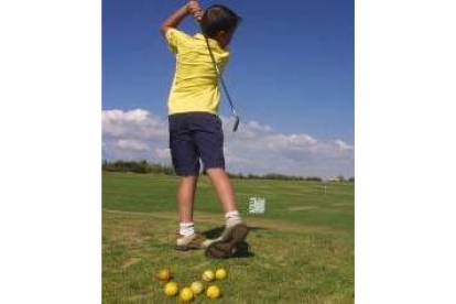 Los niños tendrán la posibilidad de jugar al golf en Azadinos