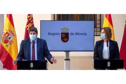 López Miras e Isabel Franco, en la rueda de prensa en la que anunciaron que tres diputados de Ciudadanos votarán en contra de a moción de censura. MARCIAL GUILLÉN