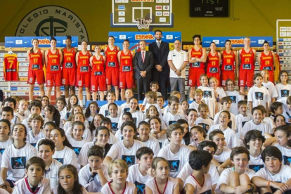 La selección española femenina de baloncesto posa con niños y niñas de Madrid.