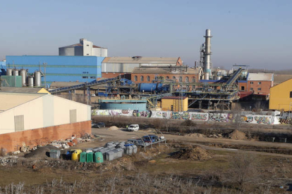 Vista trasera de la fábrica de Azucarera de La Bañeza desde el barrio del Polvorín. RAMIRO