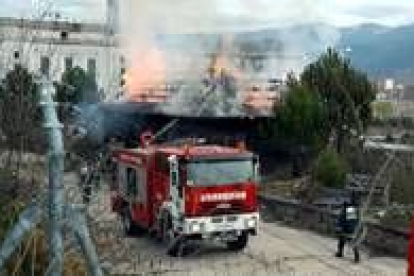 Los bomberos desplazaron dos camiones con sus dotaciones para apagar el incendio