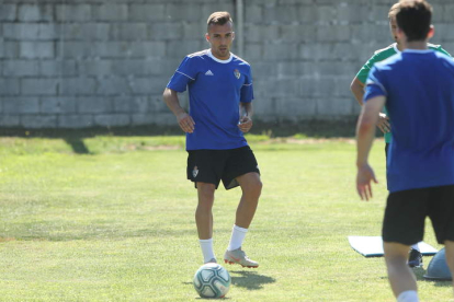 Luis Valcarce ya participó ayer en el entrenamiento matinal de la Deportiva a las órdenes de Jon Pérez Bolo. L. DE LA MATA
