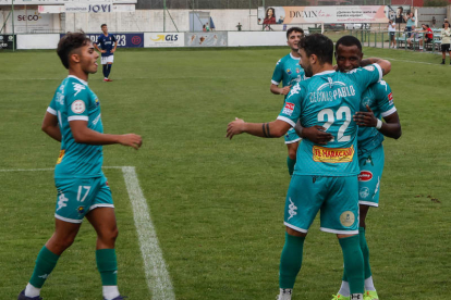 Los jugadores maragatos celebran el gol de la victoria. MIGUEL F. B.