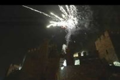Los fuegos artificiales, la luz y la magia medieval inundaron las calles de Ponferrada en su noche más medieval.